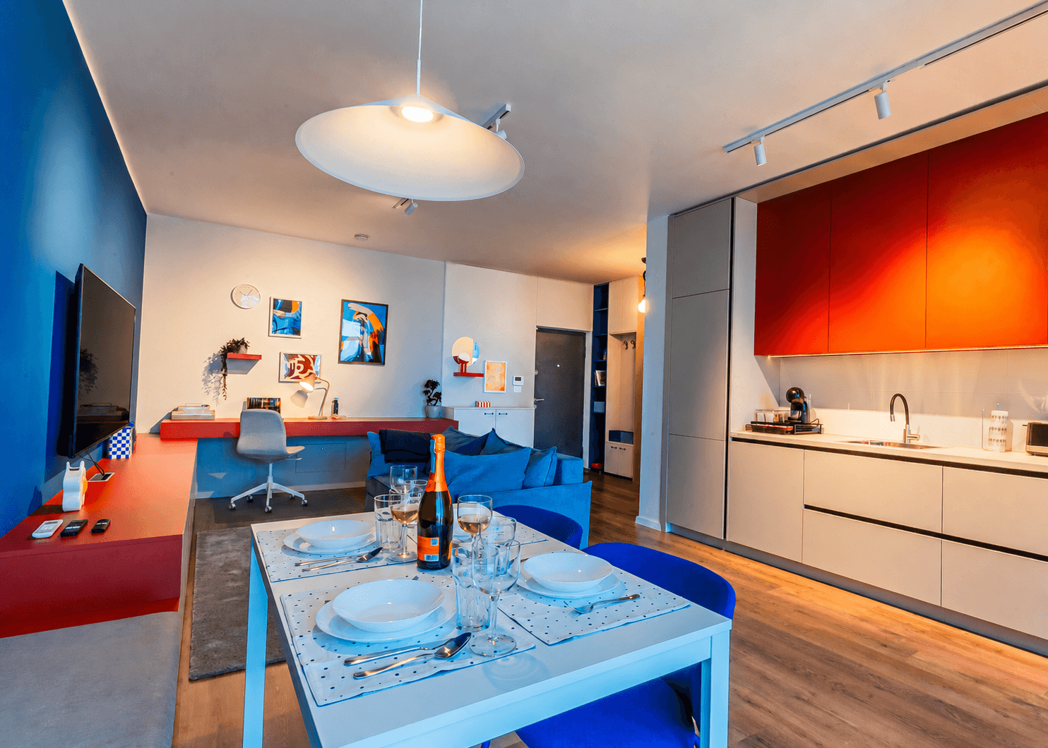 The Blue Apartment, Photo 2