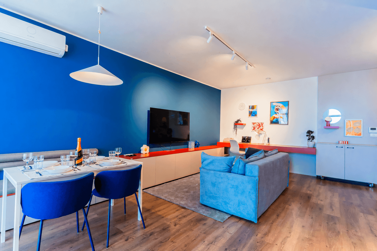 The Blue Apartment, Photo 3