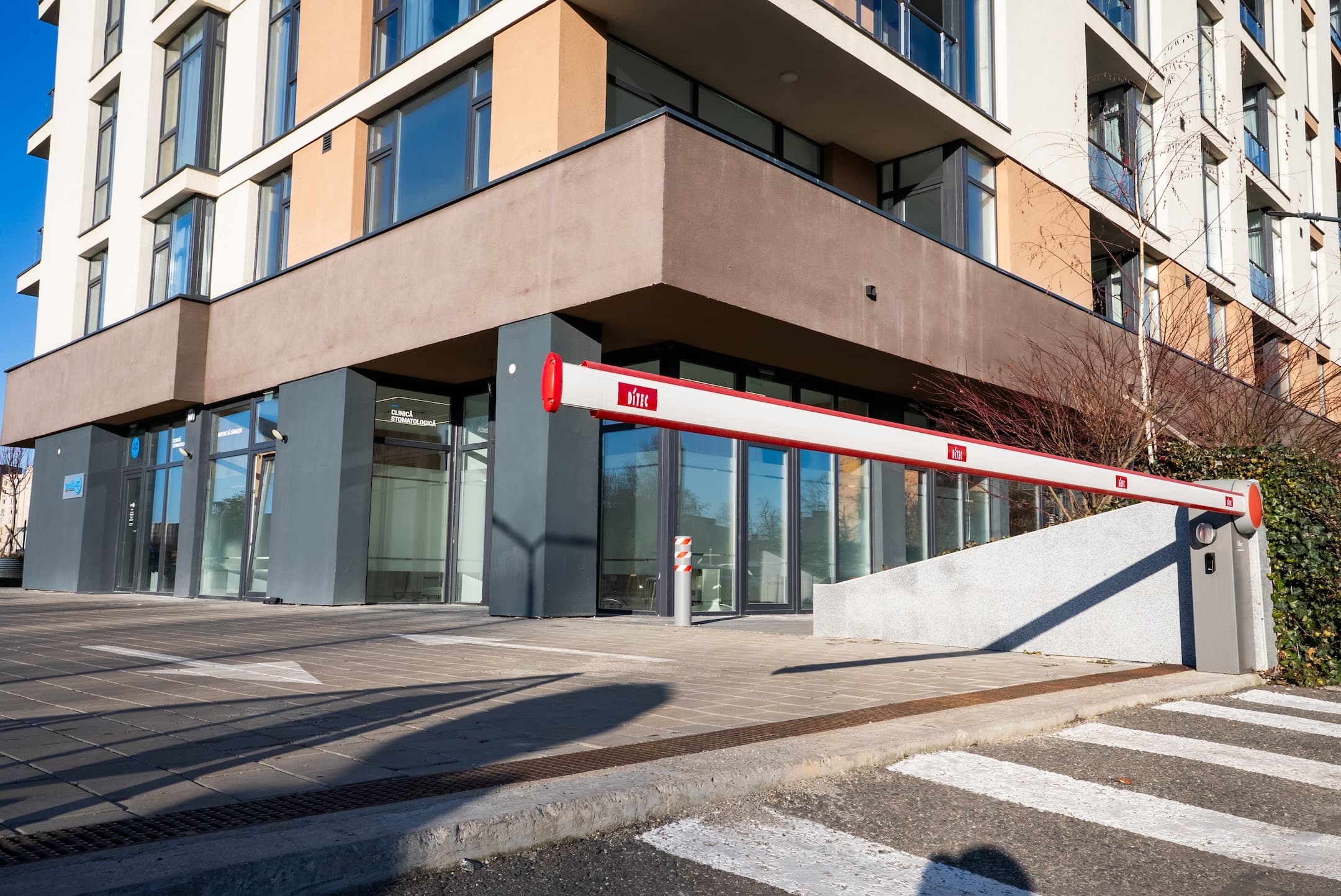 Gesicherte Parkplatzeinfahrt, Das Orange Apartment