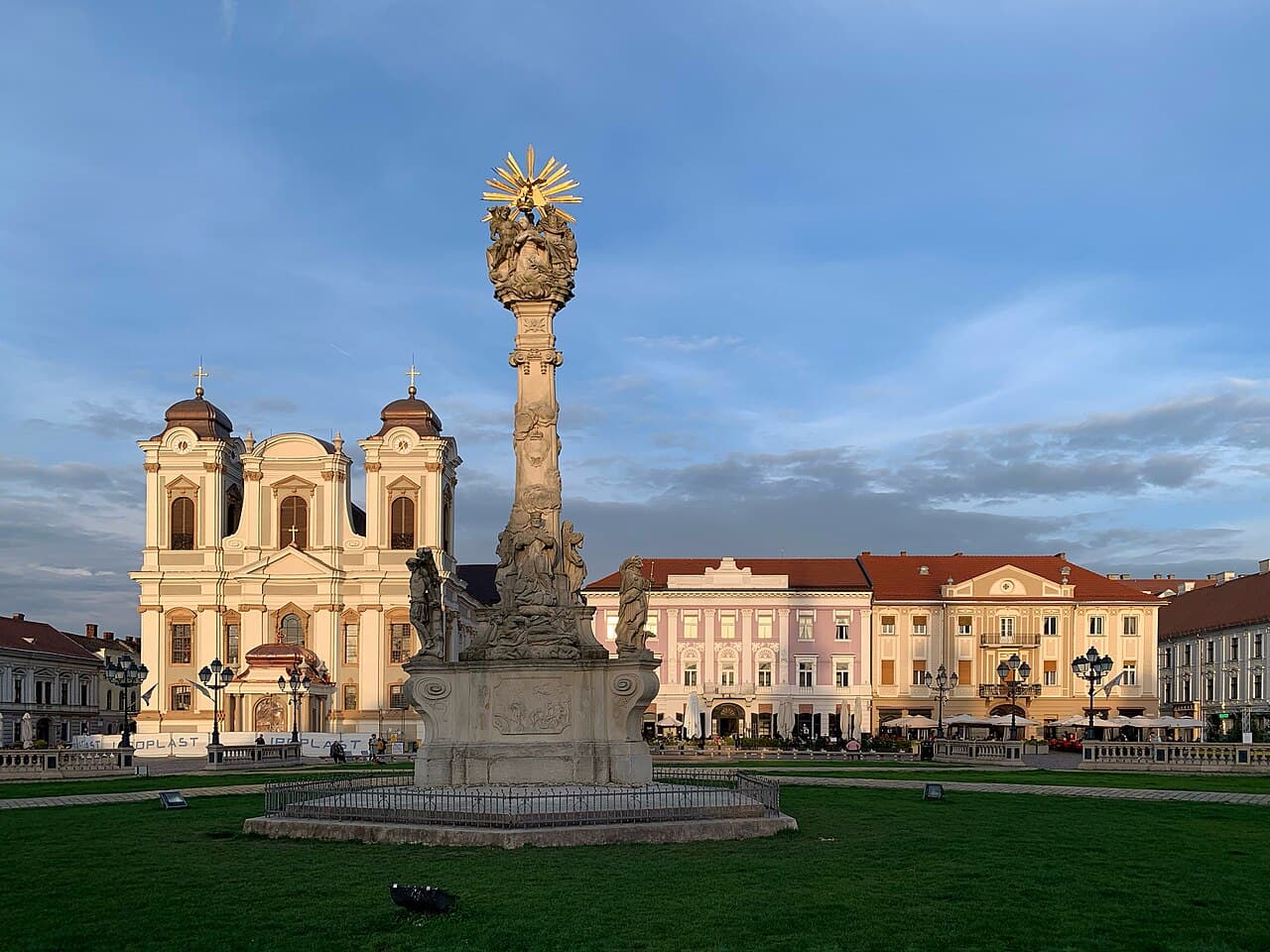 Die Piața Unirii mit dem Dom des Heiligen Georg und der Dreifaltigkeitssäule