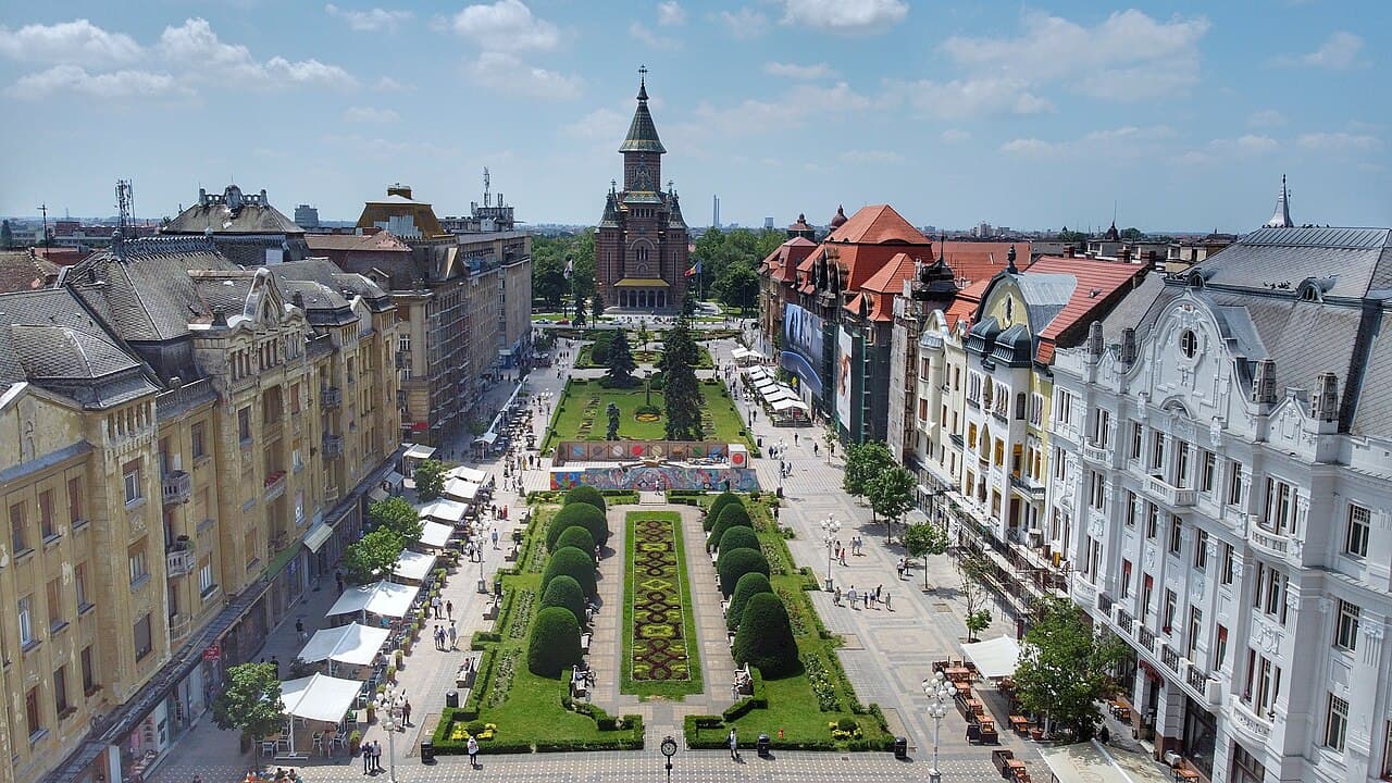 Pogled iz vazduha na Trg pobede i pravoslavnu Sabornu crkvu u Temišvaru